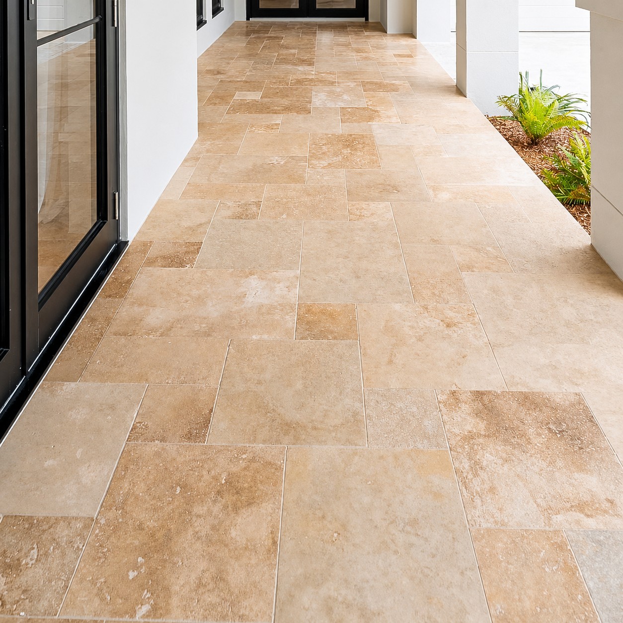 French Pattern Travertino Romano aplicado — Áreas externas, varandas e entorno de piscinas