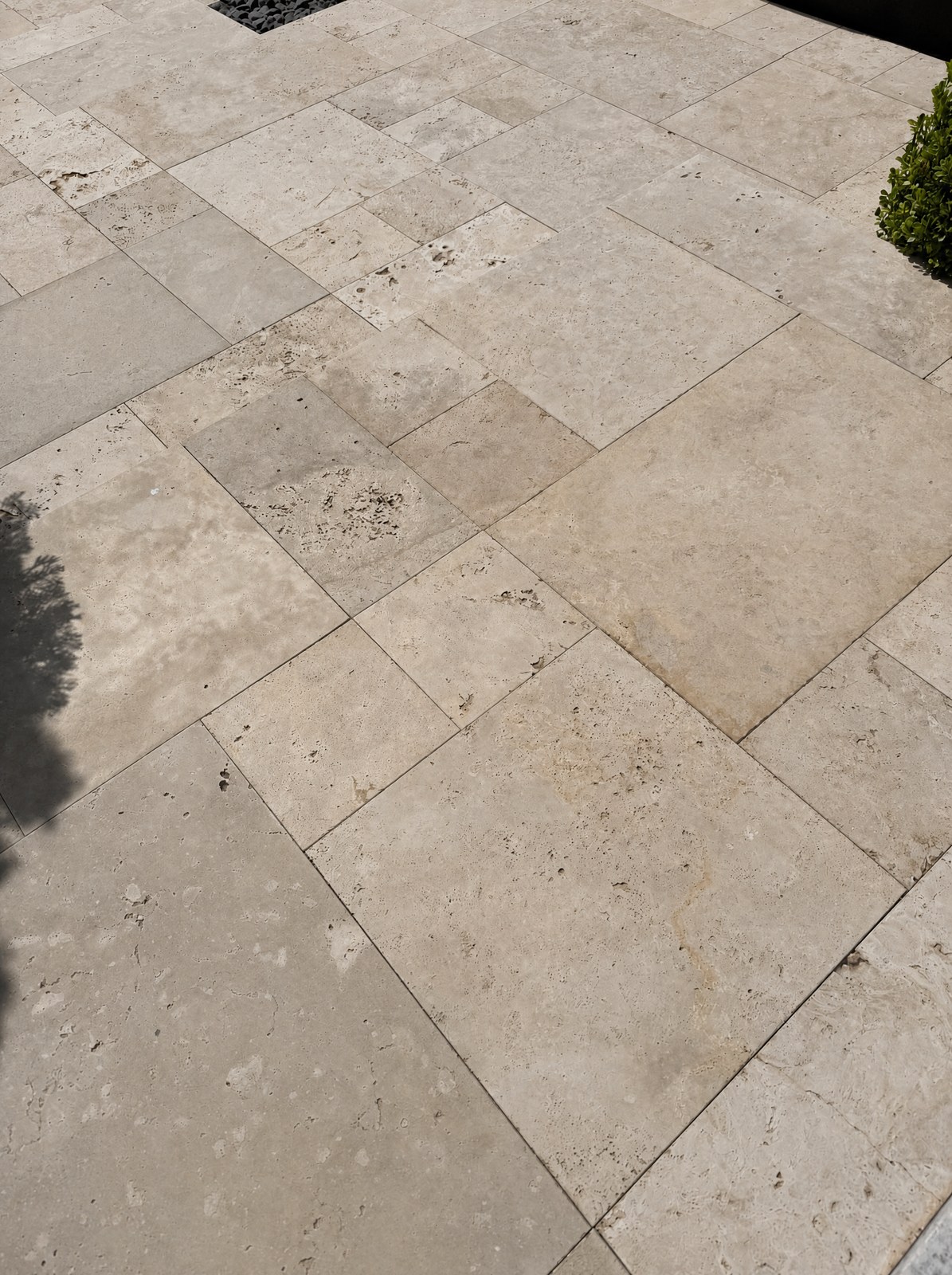 French Pattern Travertino Mix aplicado. Piso e revestimento, áreas externas e entorno de piscinas