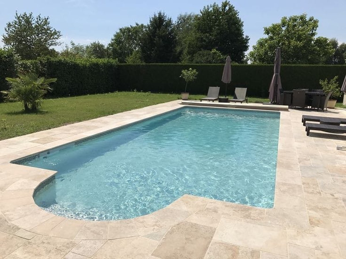 French Pattern Travertino Romano aplicado. Piso e revestimento, áreas externas e entorno de piscinas