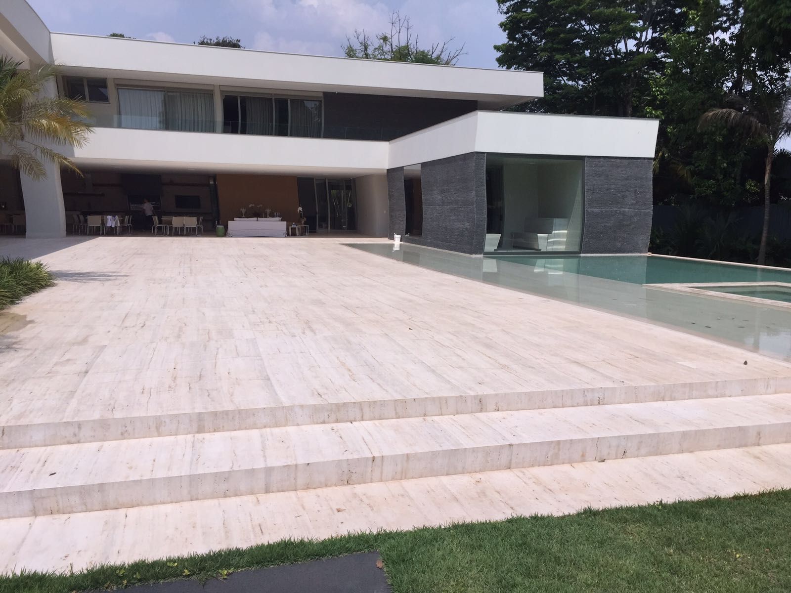Travertino Navona aplicado. Piso e revestimento de altíssimo padrão