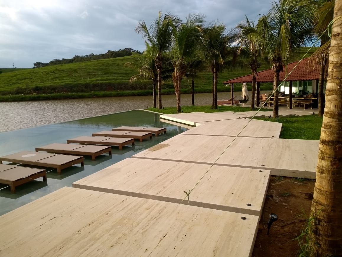 Travertino Navona aplicado. Piso e revestimento de altíssimo padrão