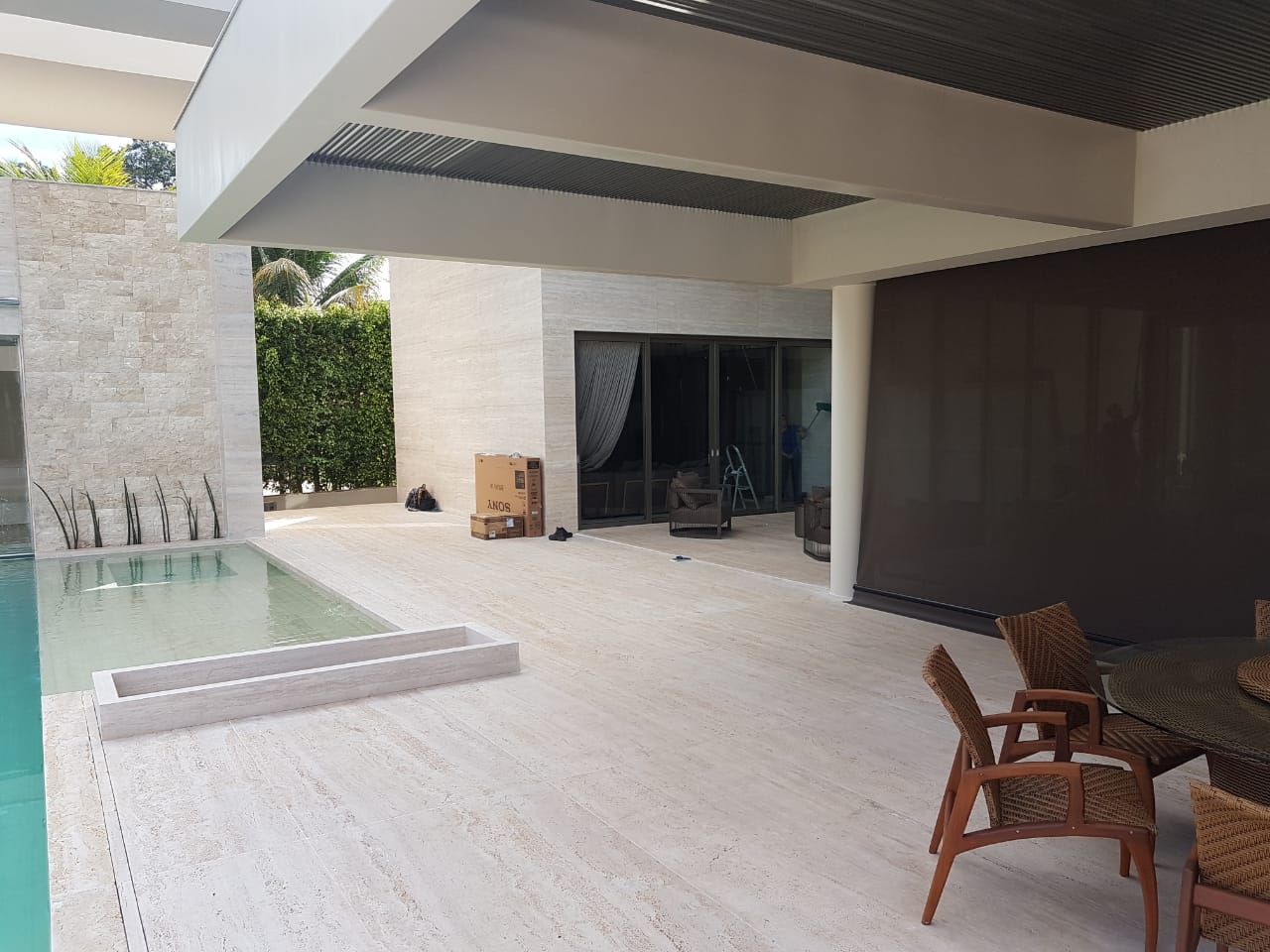 Travertino Navona aplicado. Piso e revestimento de altíssimo padrão