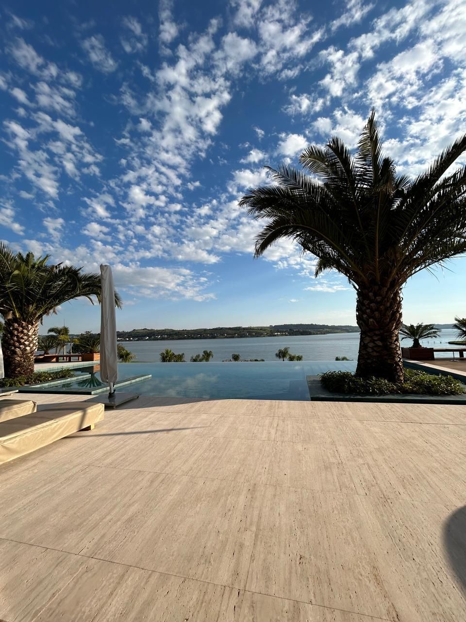 Travertino Romano Light aplicado. Piso e revestimento, áreas internas e externas