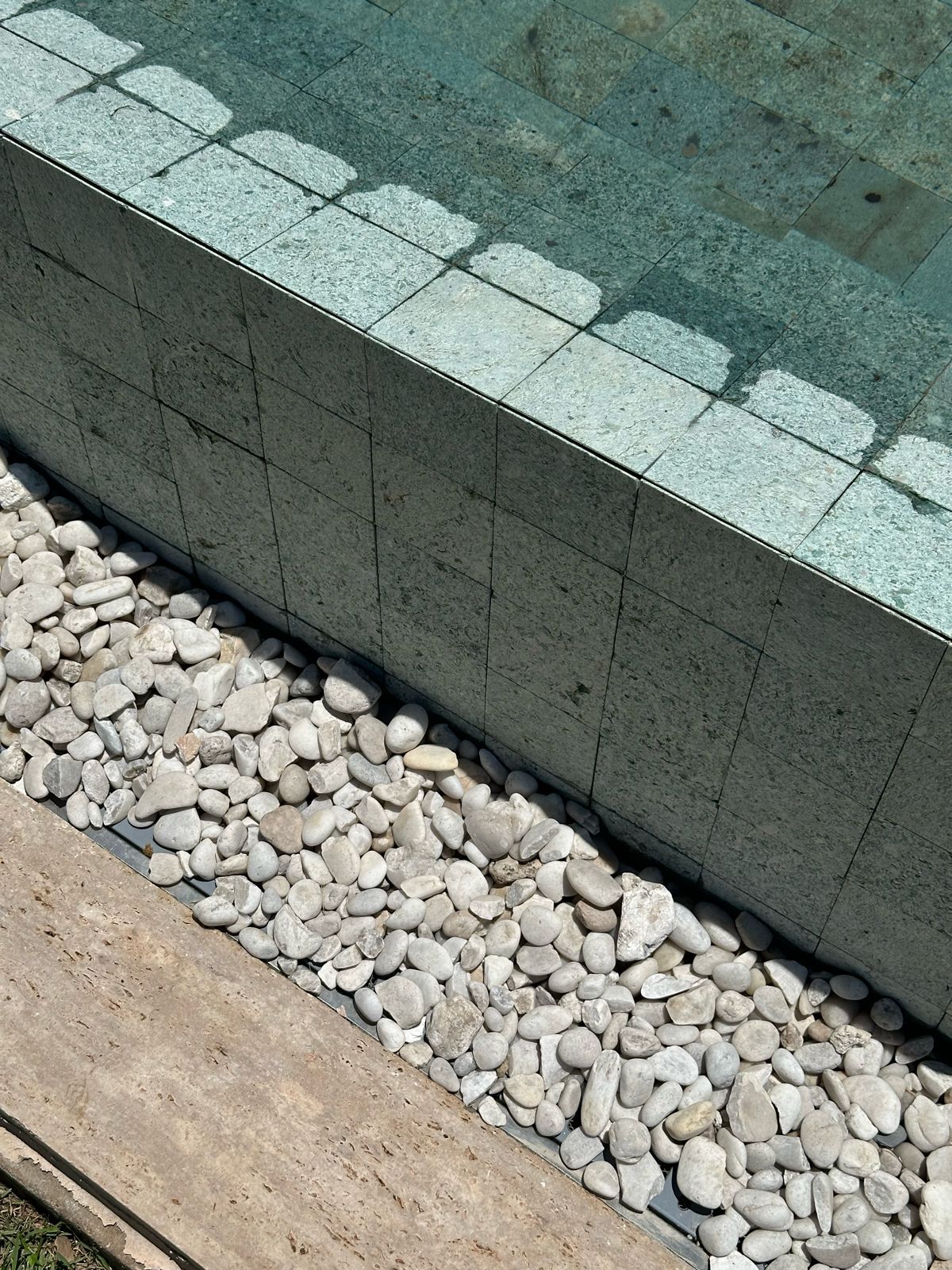 Pedra Hijau Lisa aplicada. Piscinas, bordas e áreas molhadas