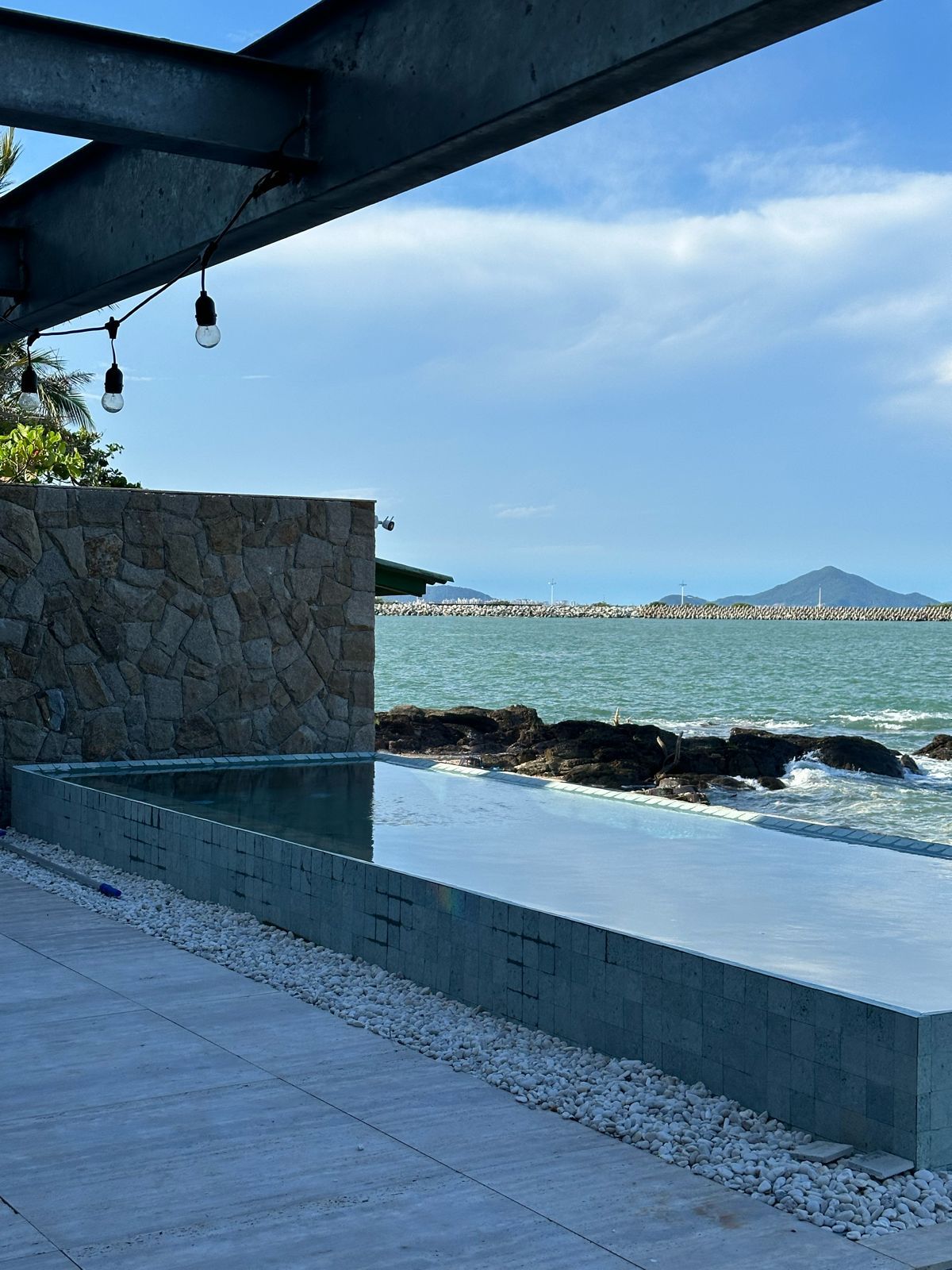 Pedra Hijau Lisa aplicada. Piscinas, bordas e áreas molhadas