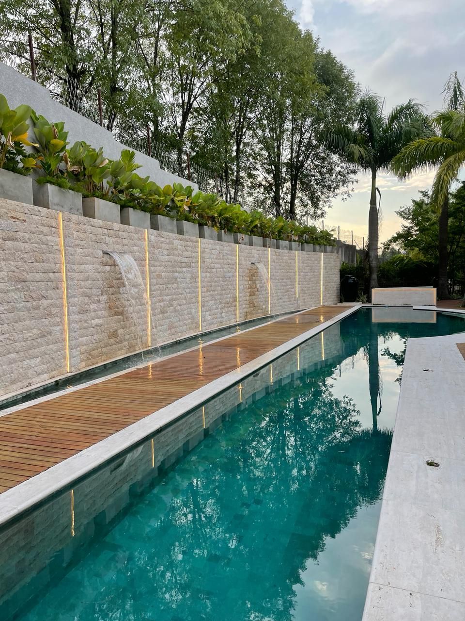 Pedra Hijau Lisa aplicada. Piscinas, bordas e áreas molhadas