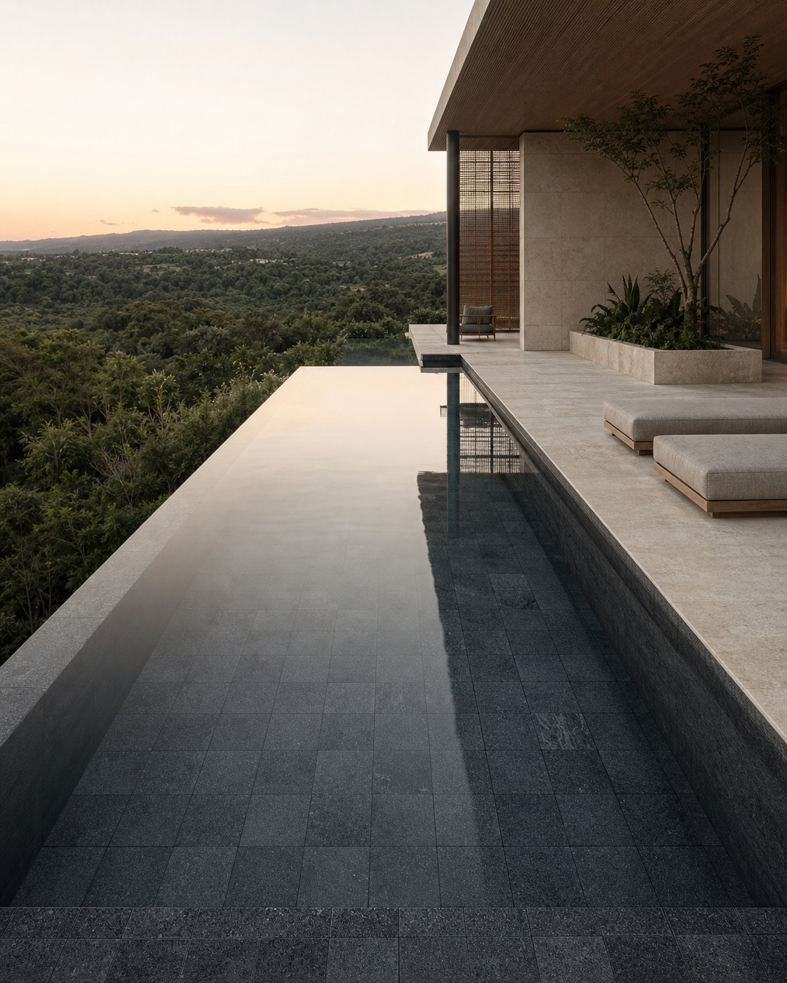 Piscina de borda infinita revestida em Pedra Hitam Lisa, com a lâmina de água escorrendo pela face externa escura