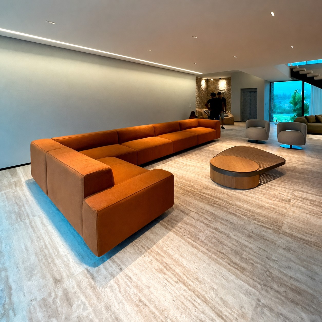 Sala de estar com piso de travertino romano clássico