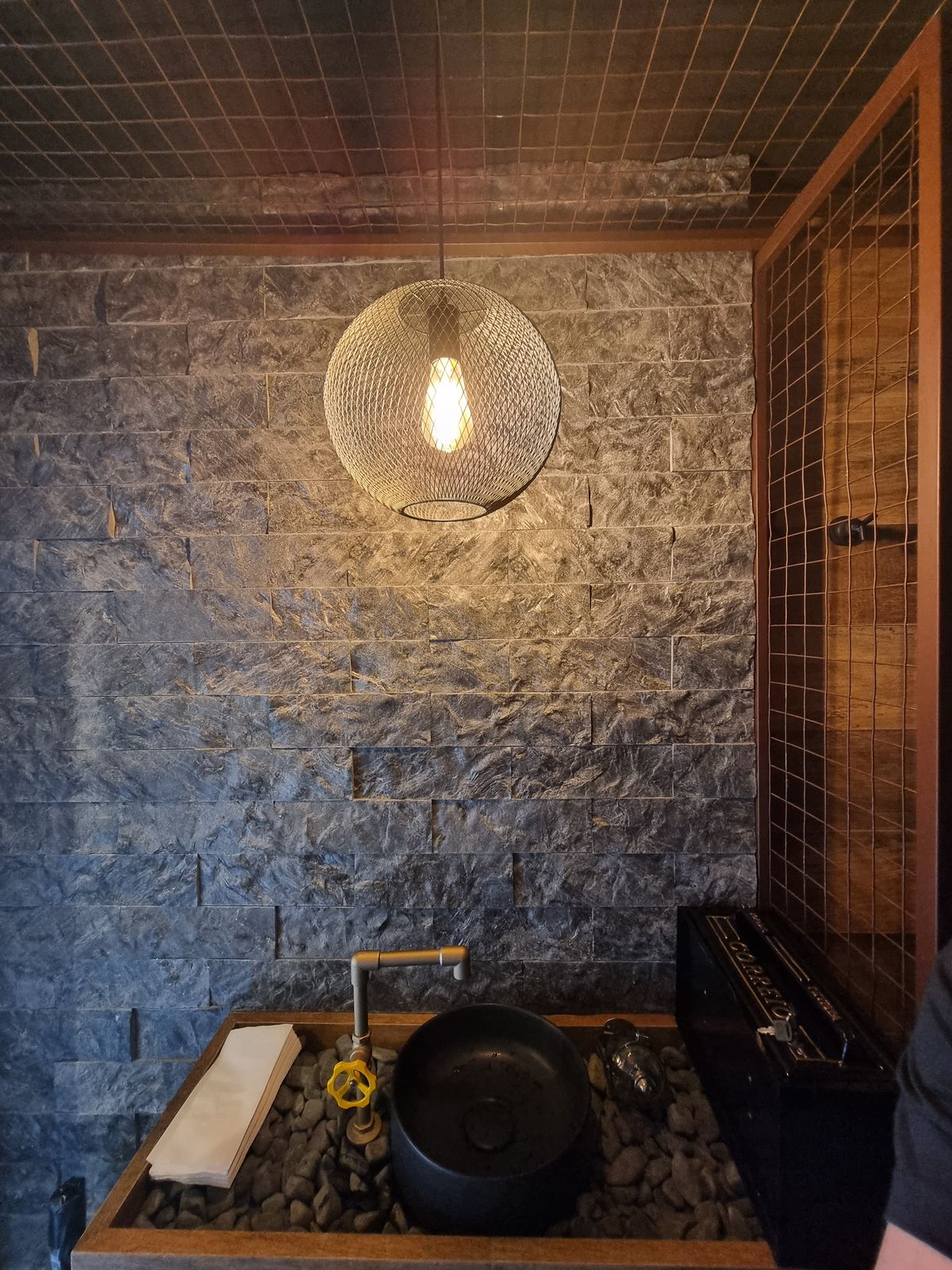 Rock Face Matrix em parede interna sob luz quente