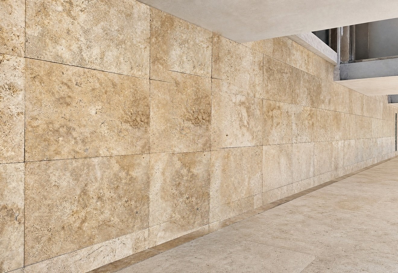 Travertino Romano Anticato aplicado. Pisos, paredes e fachadas, áreas internas e externas
