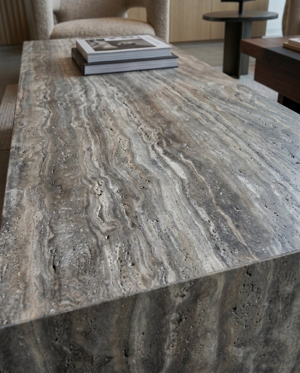Travertino Silver Vein Cut aplicado. Piso e revestimento, projetos contemporâneos