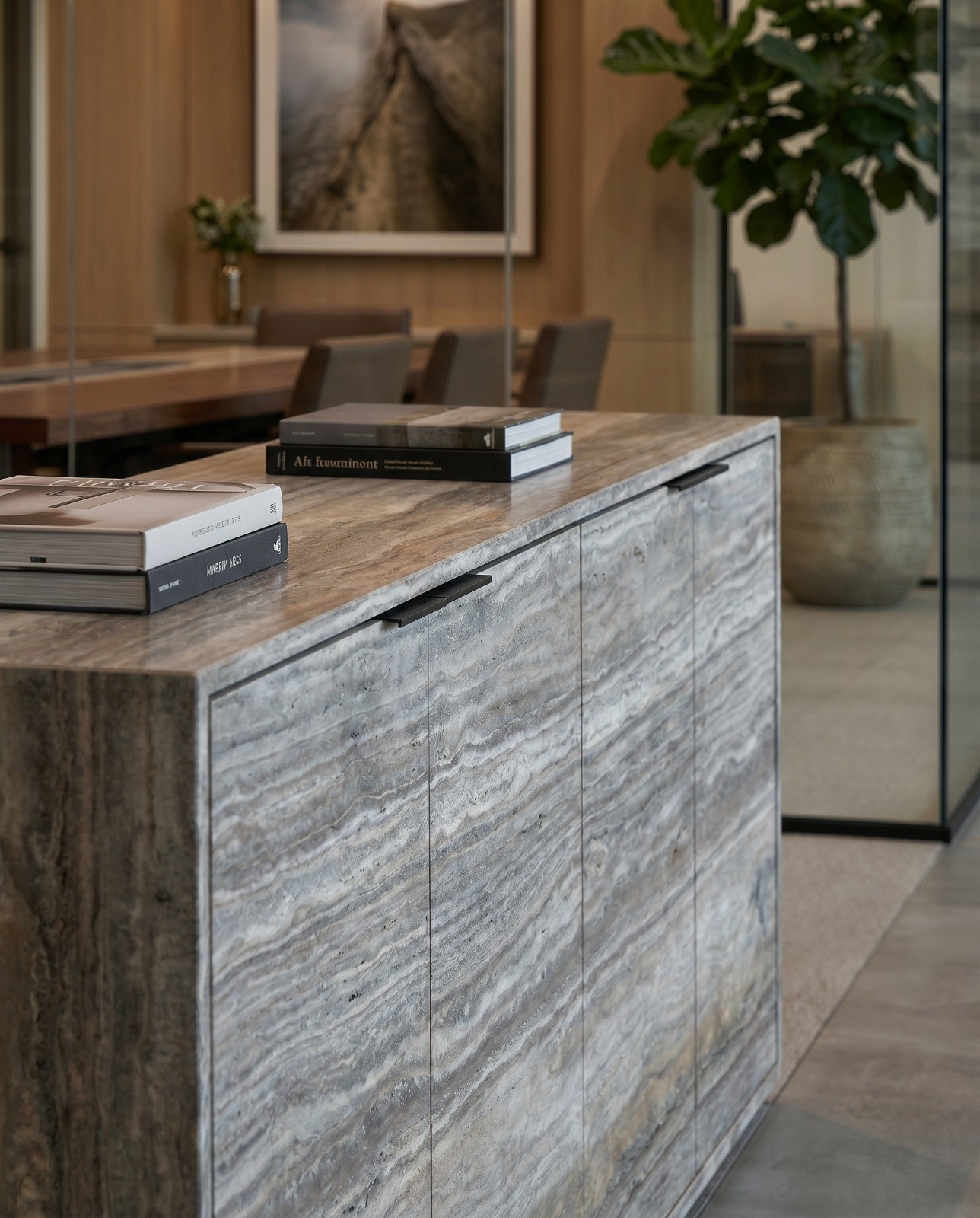 Travertino Silver Vein Cut aplicado. Piso e revestimento, projetos contemporâneos