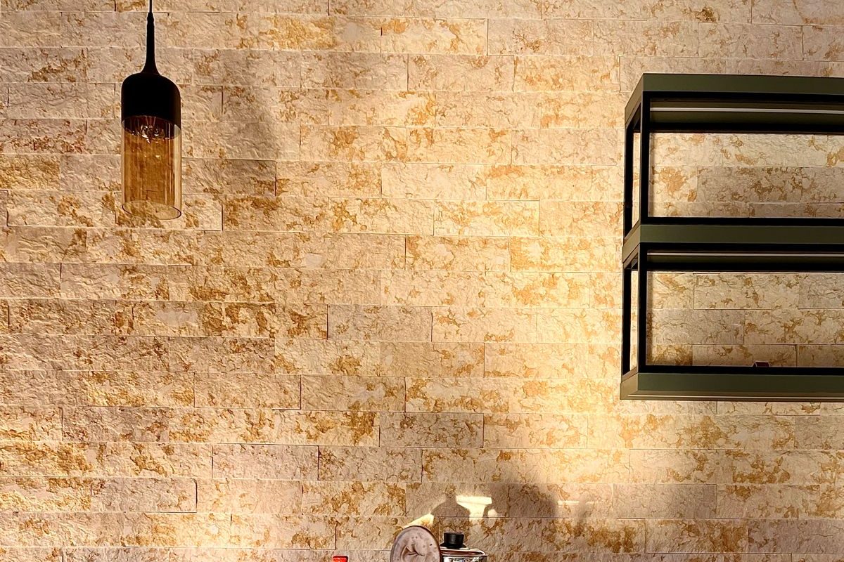 Parede de cozinha em Rock Face Cairo sob luz quente