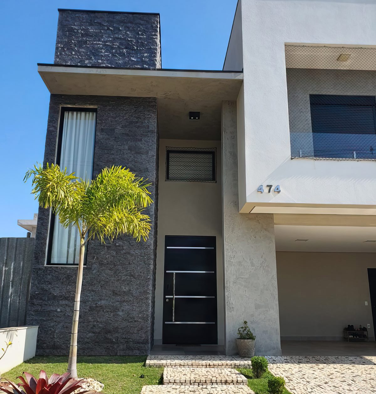 Fachada de casa moderna com pedra natural rock face