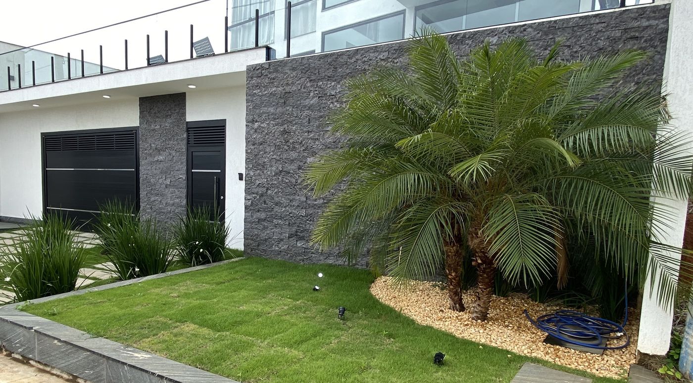 Fachada de casa moderna com muro em Rock Face Matrix