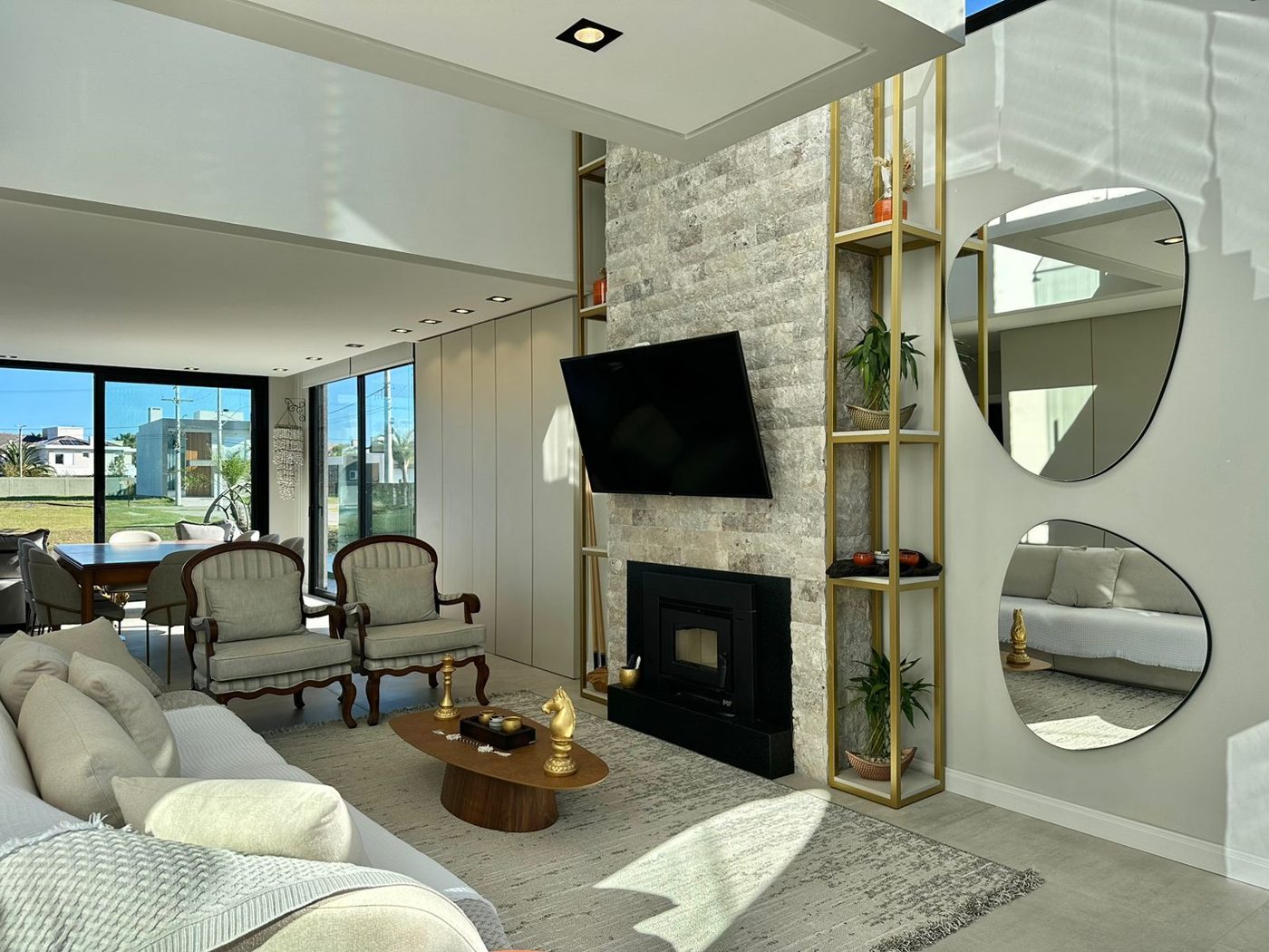 Rock Face Travertino Silver em painel de lareira