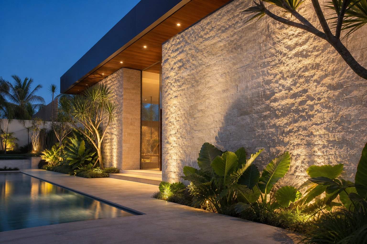 Fachada de casa de alto padrão revestida com travertino rock face