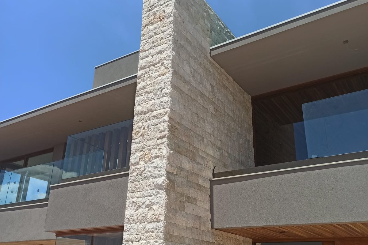 Fachada de alto padrão revestida com Rock Face Travertino Romano Light